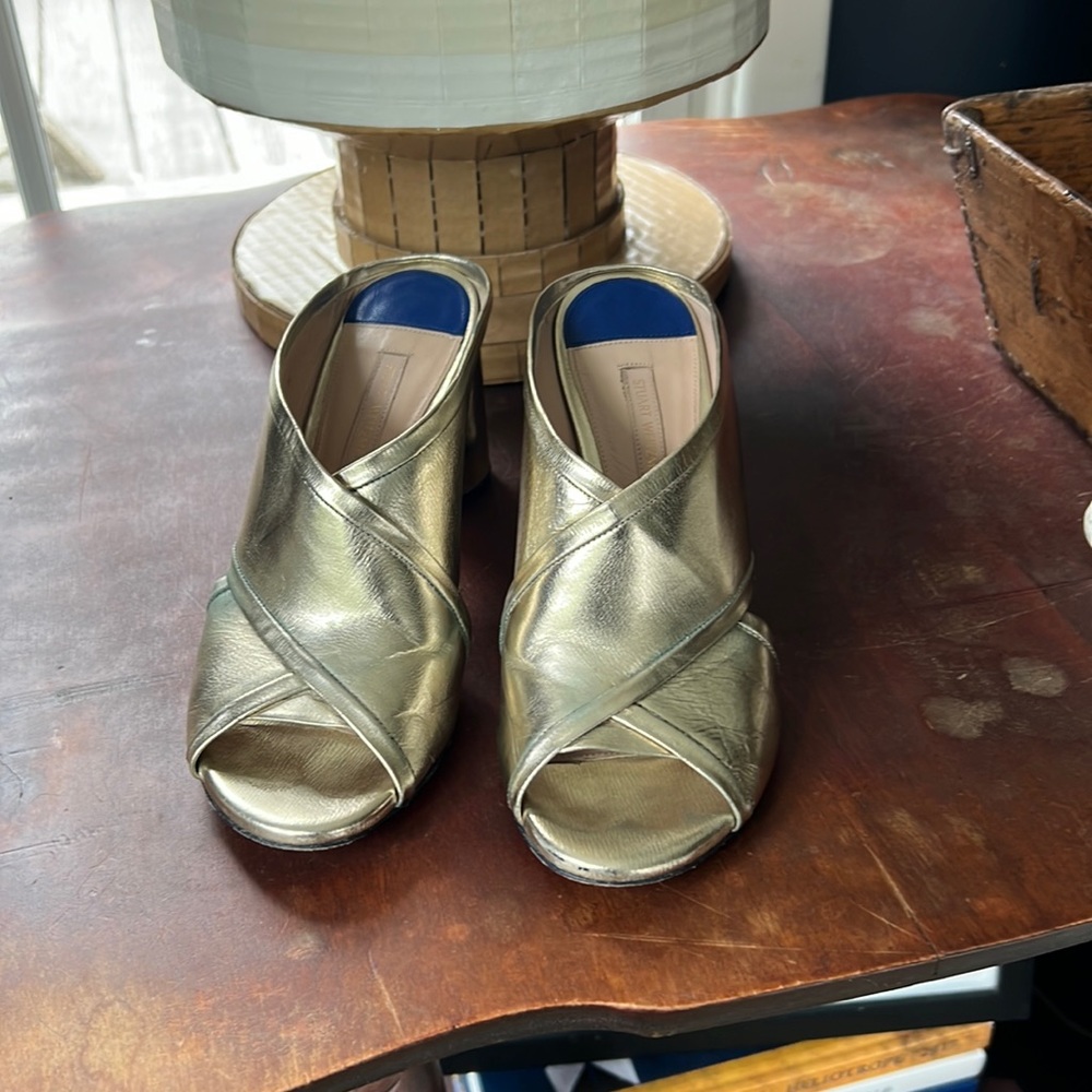 Stuart Weitzman size 6 gold mule